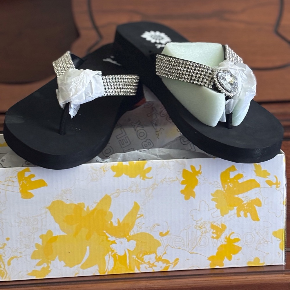 Yellow Box Willa Sparkling Heart Crystal Flip Flop - Picture 6 of 8